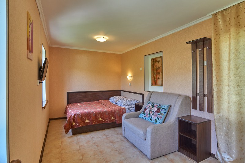 2-х местный номер. Гостевой дом "Малиновая 10". Севастополь