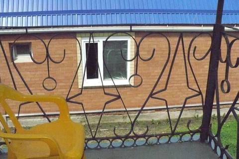 Двухкомнатный номер стандарт с кухней. Гостевой дом «Высотной 13». Голубицкая