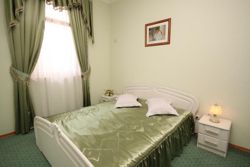 Люкс четырехместный. Гостиница Ташир. Ялта