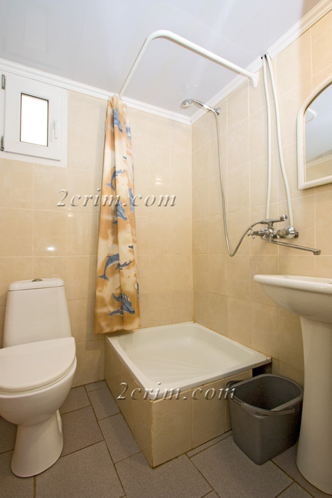 Трехместный номер в коттедже Уютный дворик. Гостевой дом "Крымский кораблик". Орджоникидзе