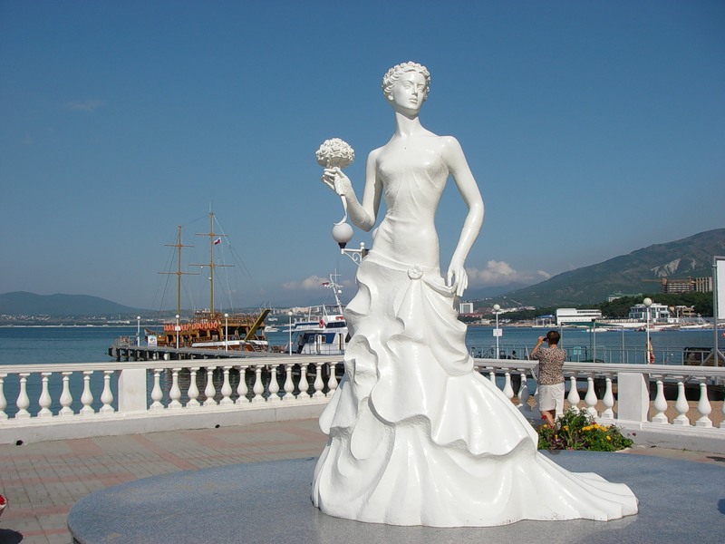Фотография скульптуры «Белая невеста» взята с сайта: https://vetert.ru/
