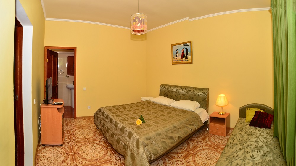 Домик 3 с кухней. Частная усадьба "Дом Роз". Заозерное Домик 3 с кухней. Частная усадьба "Дом Роз". Заозерное