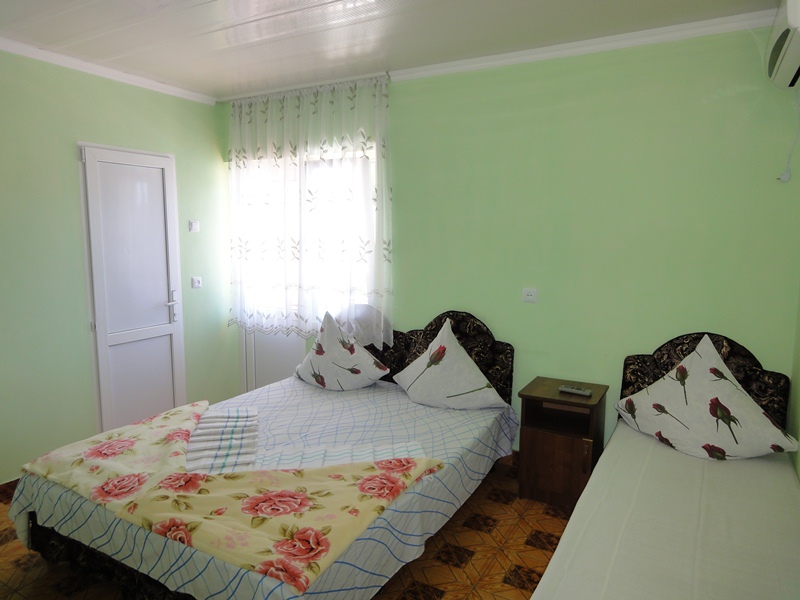 3-х местный с балконом и удобствами в номере. Гостевой дом Светлана на Алычевом. Лоо