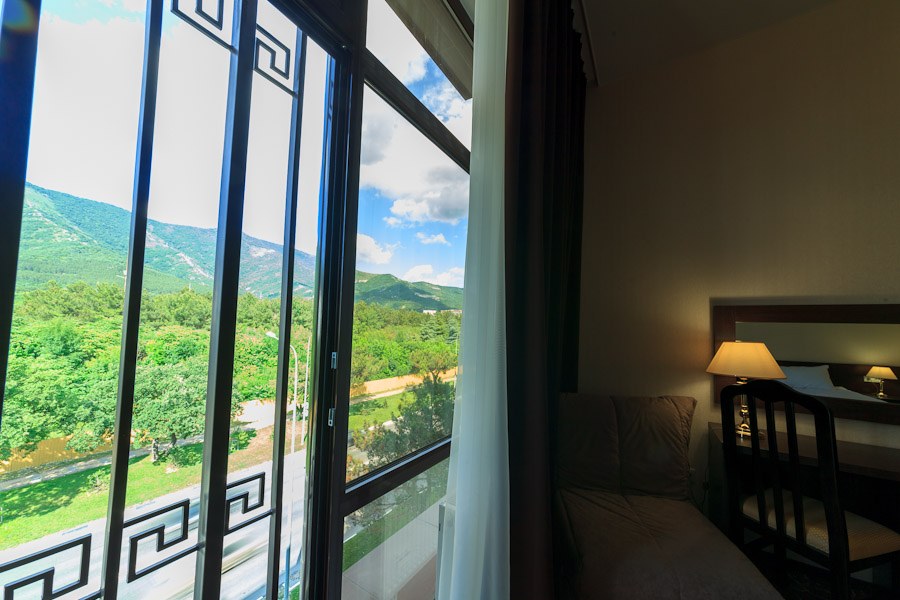 Стандарт с видом на горы с балконом. Отель "Калифорния". Геленджик