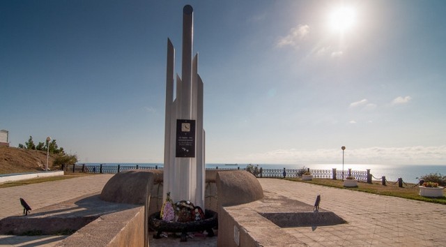 Памятник погибшим на пароходе «Адмирал Нахимов». Фото взято с сайта: http://yug-gelendzhik.ru/