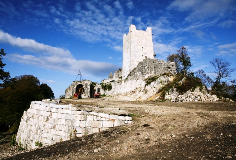 Анакопийская крепость. Фото взято с сайта: https://go-abxazia.ru/