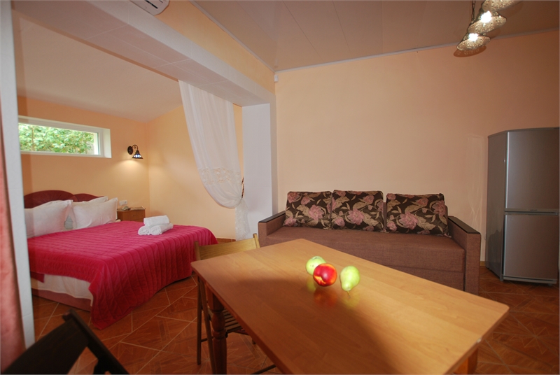 Домик 2 с кухней. Частная усадьба "Дом Роз". Заозерное Домик 2 с кухней. Частная усадьба "Дом Роз". Заозерное