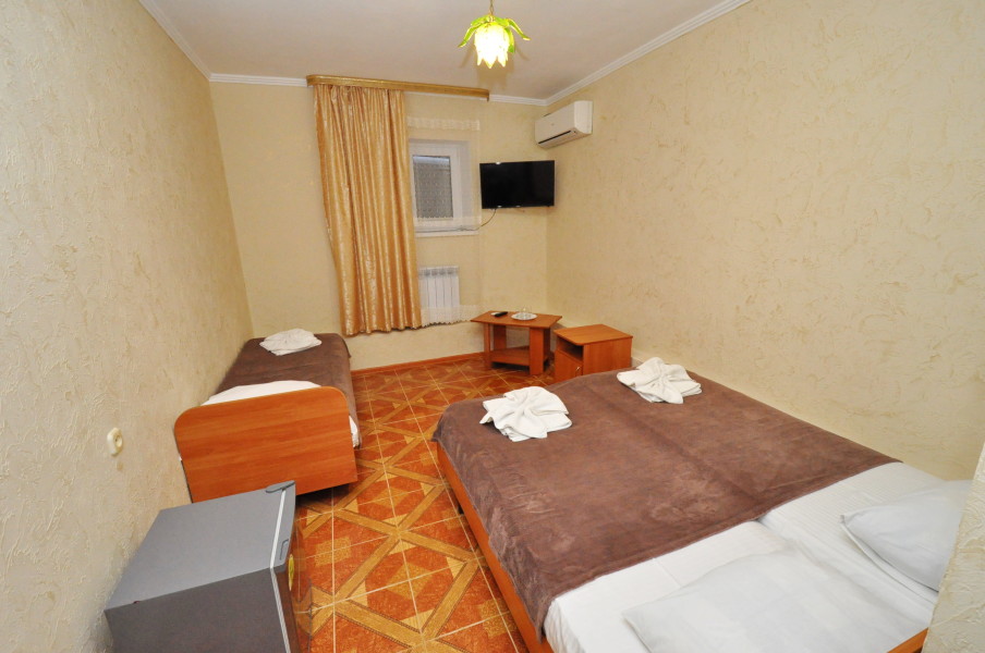 Эконом — трёхместный, цоколь. Гостевой дом «Алёша». Витязево