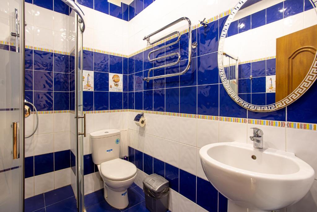 Четырехместный номер с балконом. Отель Атмосфера. Кабардинка