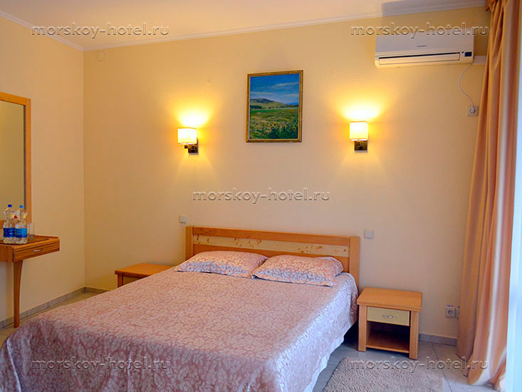 Стандартный двухместный номер. Отель "Морской". Семидворье