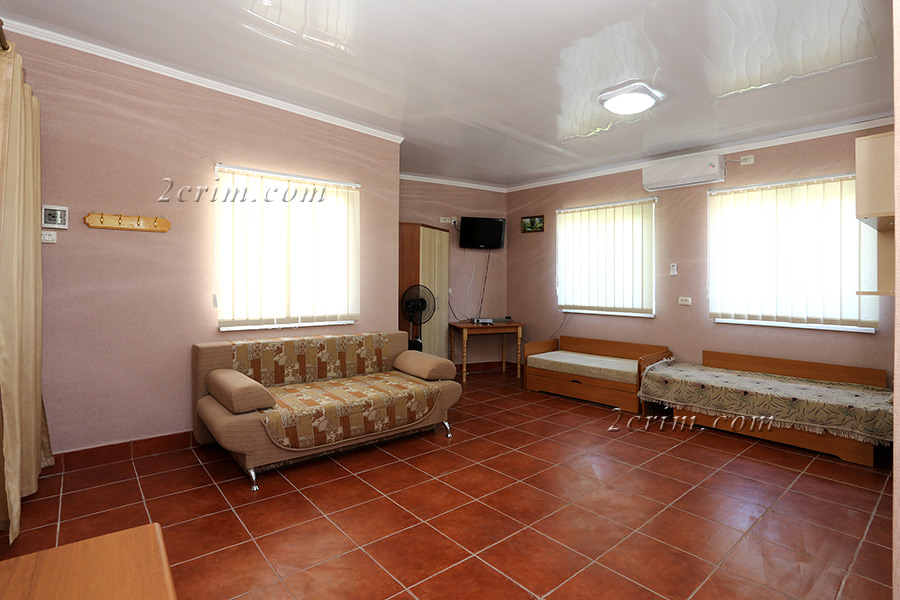 Четырехместный номер в коттедже Уютный дворик. Гостевой дом "Крымский кораблик". Орджоникидзе