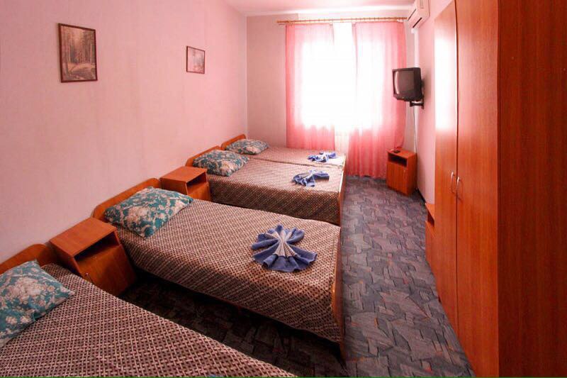 Четырехместный номер с удобствами на блок. Гостиница "Алекс". Витязево