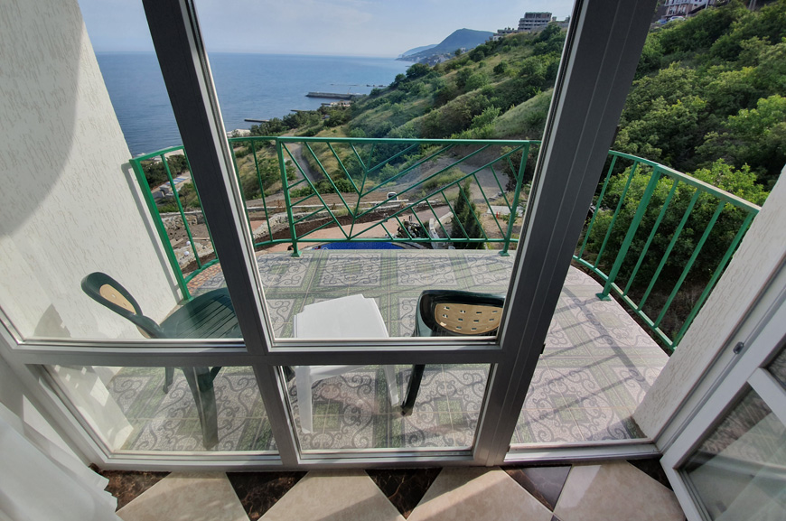 3-местный номер с балконом и видом на море, горы, бассейн и Алушту. Гостевой дом «Камилла Sunrise». Алушта