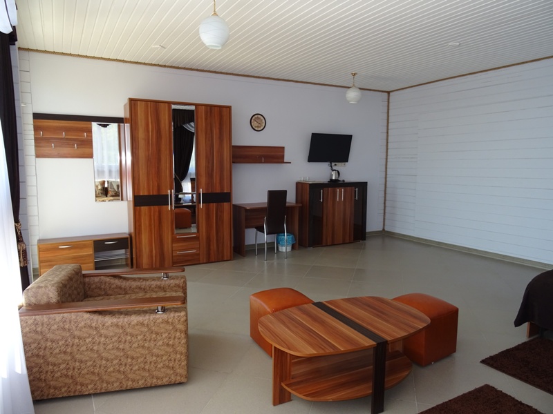 Полулюкс с витражными окнами(с видом на море). Гостевой дом "Золотые пески". Гудаута