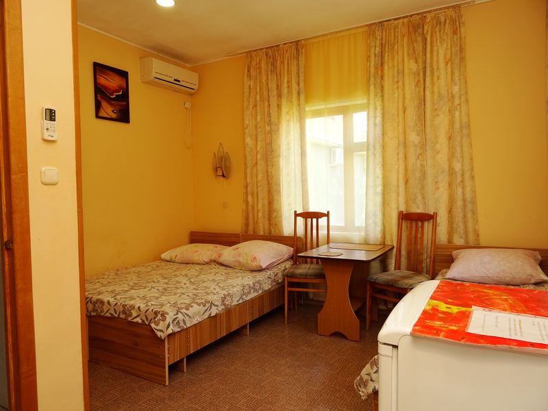 В гостевом номере имеется три номера 3-х местных. Гостевой дом Гоголя 51. Анапа