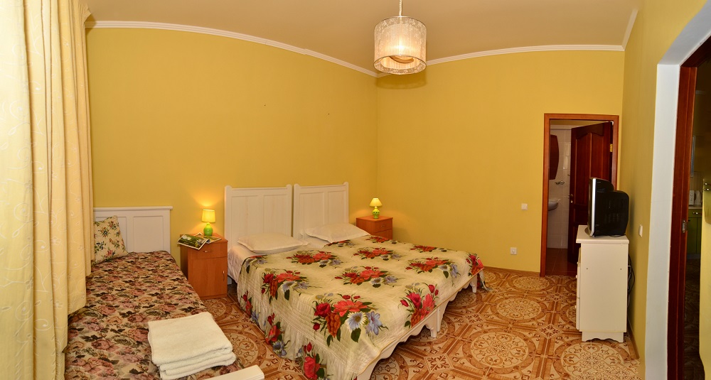 Домик 3 с кухней. Частная усадьба "Дом Роз". Заозерное Домик 3 с кухней. Частная усадьба "Дом Роз". Заозерное