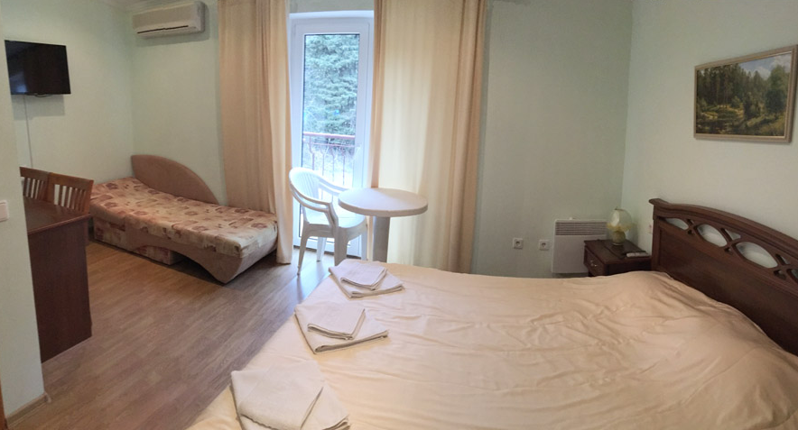 Гостевой трехместный номер. Гостевой дом «Кедр-Восток». Алупка