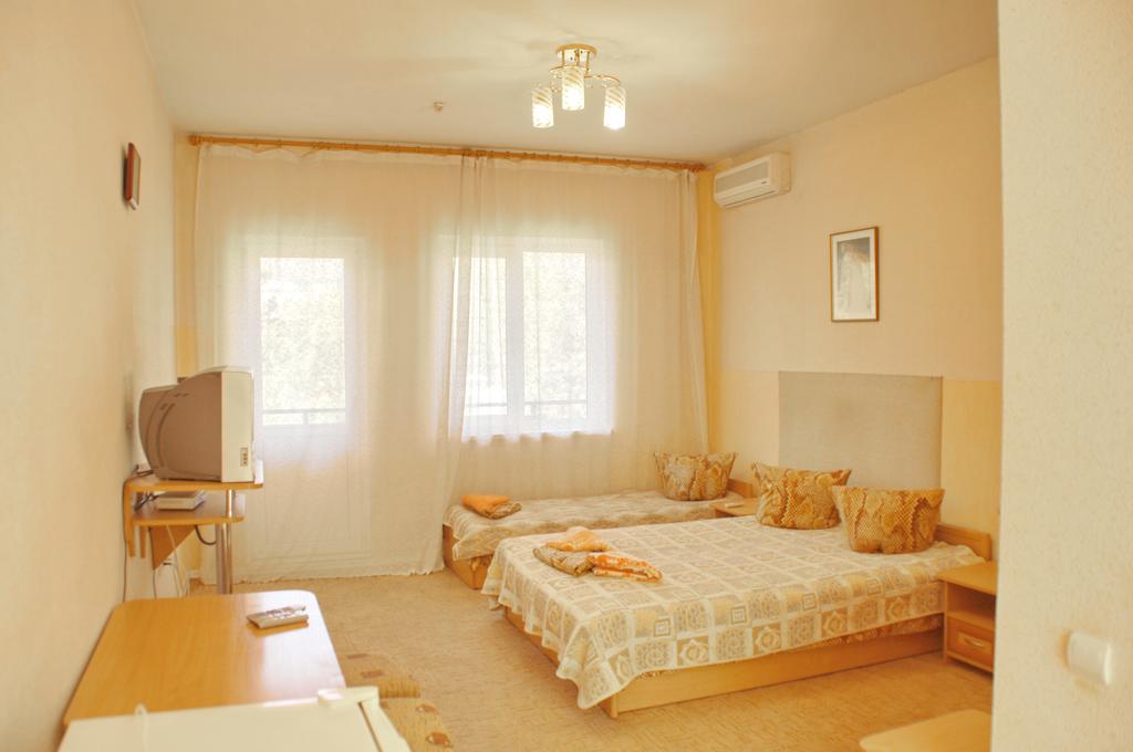 Стандарт трехместный. Гостиница Дача Вернадского. Ялта