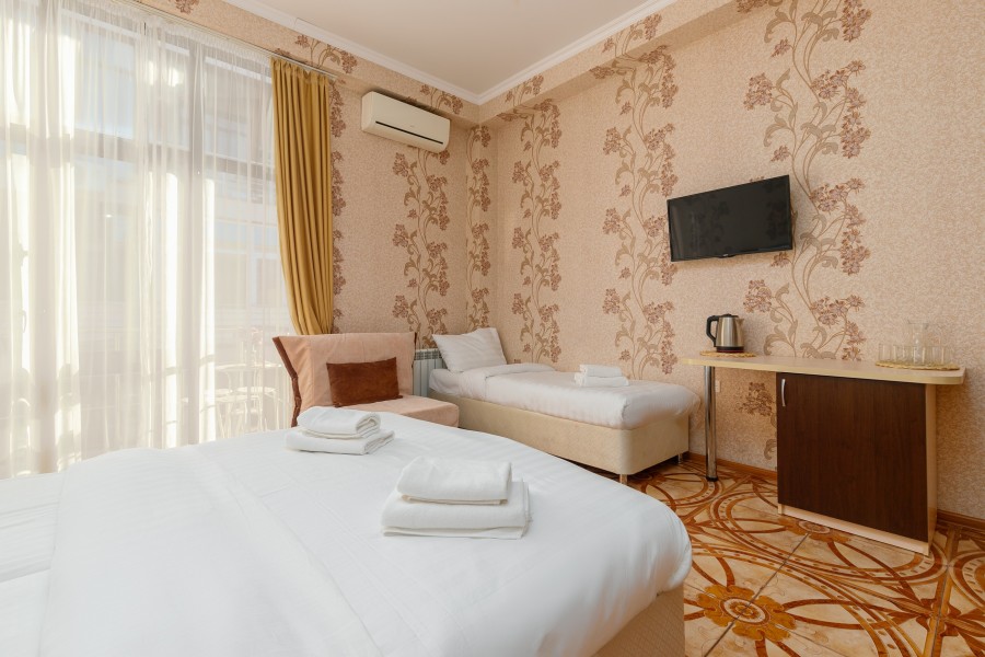 Номер комфорт с двухспальной кроватью , балконом для 4 гостей. Гостевой дом Ева. Адлер