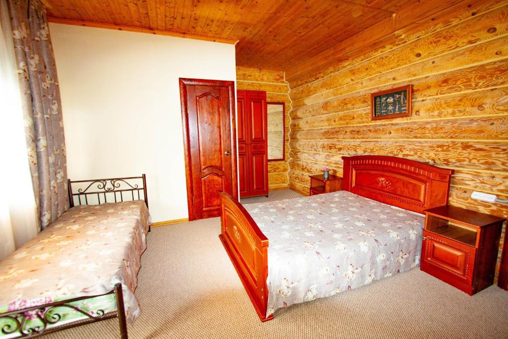 Трехместный номер с балконом. Гостевой дом ШарЛООтка. Лоо