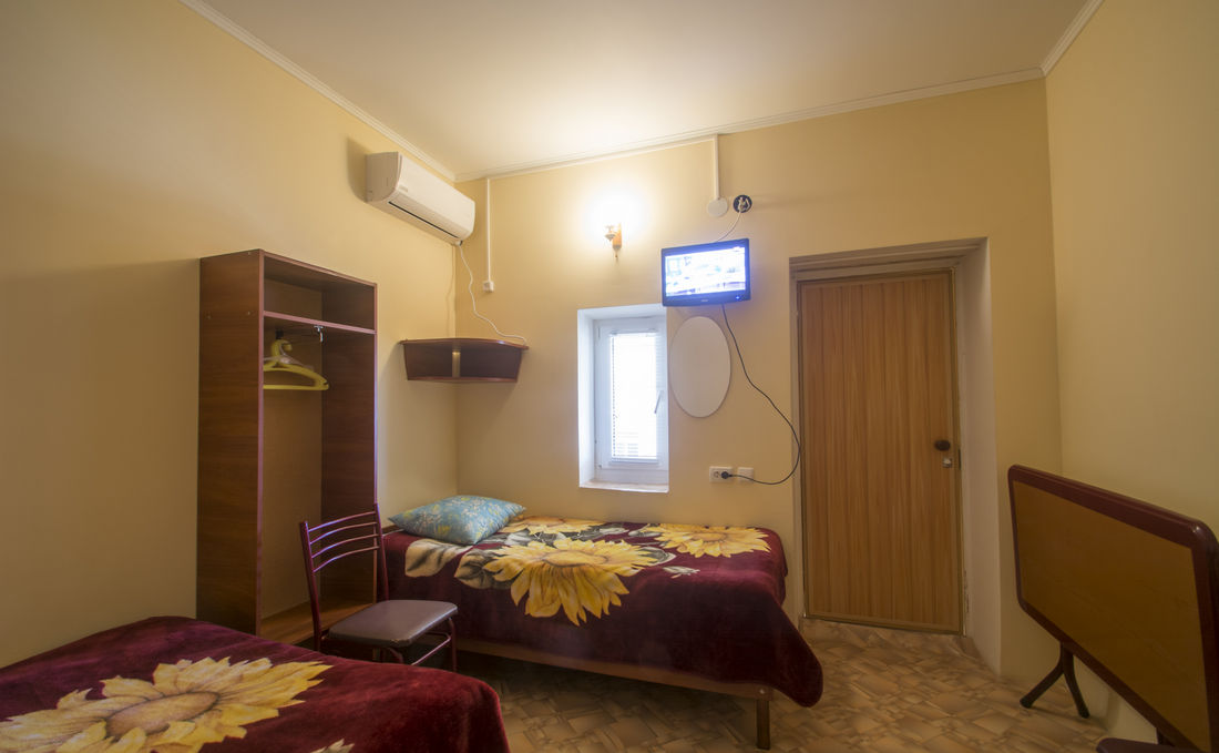 Номер 4 места скондиционером. Гостевой дом Аист. Саки