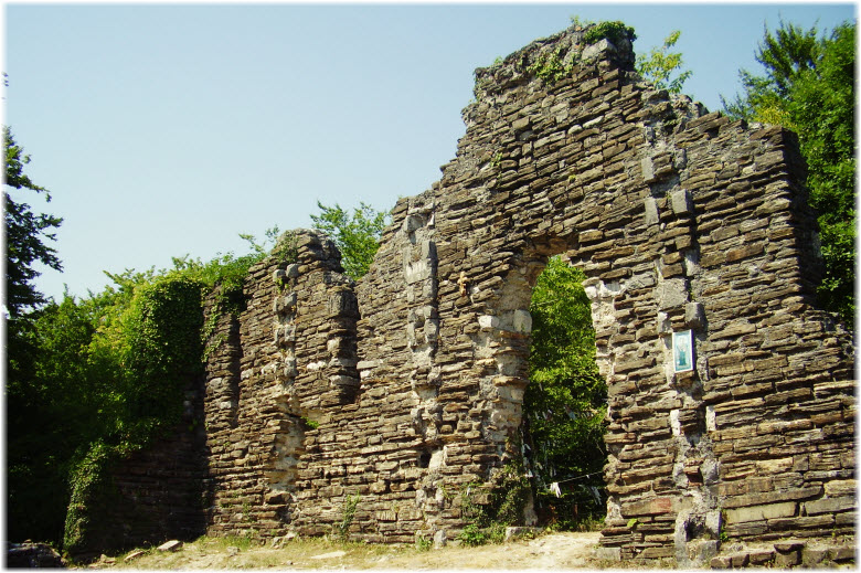 Руины Лооского храма. Фото взято с сайта: https://yugarf.ru/