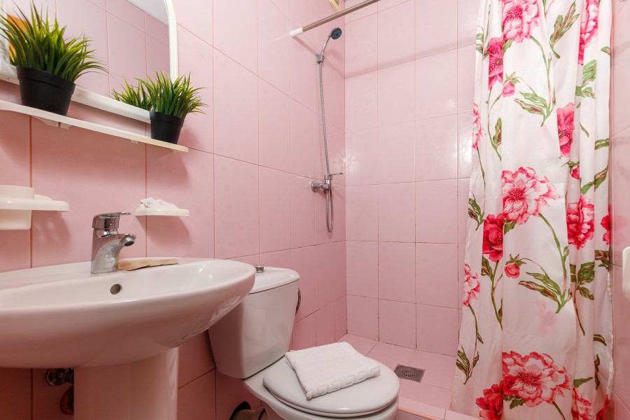 Номер стандарт трёхместный с двумя раздельными кроватями и балконом. Гостевой дом Ева. Адлер