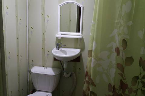 Двухкомнатный 3х местный стандарт с кухней - столовой (комната 18 м2 кухня 12 м2). Гостевой дом «Высотной 13». Голубицкая