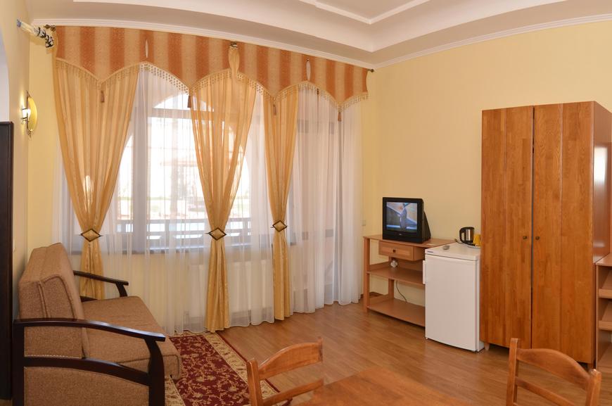 Люксы 4-х местные 2-х комнатные на 2-эт и на мансардном. Отель «Перчем». Судак