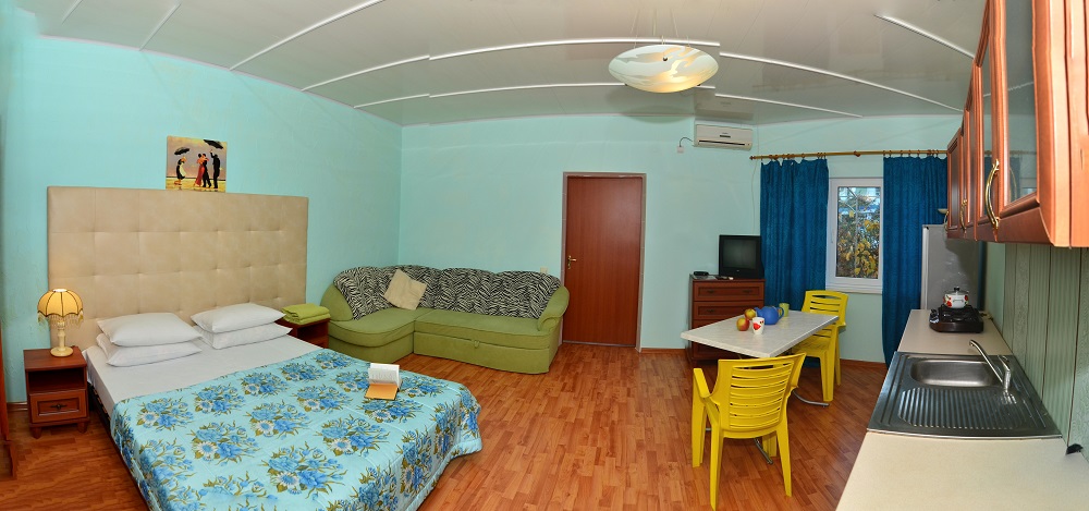 Домик 2 с кухней. Частная усадьба "Дом Роз". Заозерное Домик 2 с кухней. Частная усадьба "Дом Роз". Заозерное