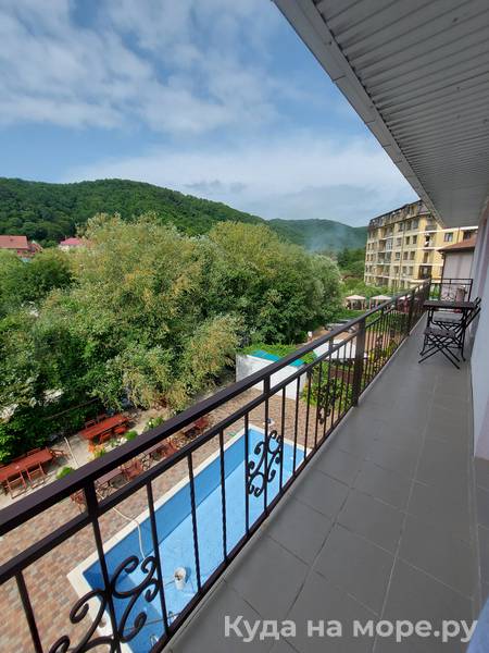 Трёхместный номер с балконом. Гостевой дом "Нур". Ольгинка Трёхместный номер с балконом. Гостевой дом "Нур". Ольгинка