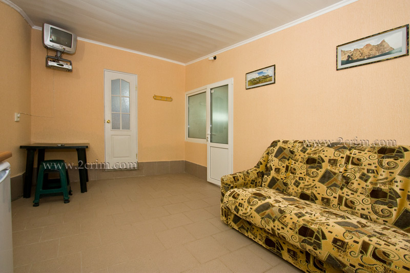 Четырехместный номер в коттедже Уютный дворик. Гостевой дом "Крымский кораблик". Орджоникидзе