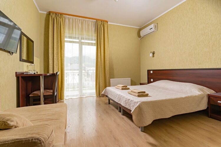 Трехместный с балконом . Гостевой дом АНИКСИ. Кабардинка