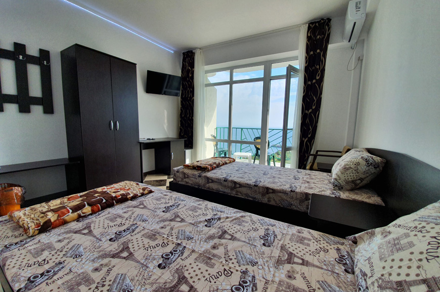 2-местный номер с балконом и видом на море,горы, бассейн и Алушту. Гостевой дом «Камилла Sunrise». Алушта