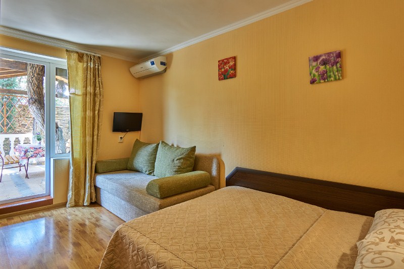 3-х местный номер (2 этаж). Гостевой дом "Малиновая 10". Севастополь