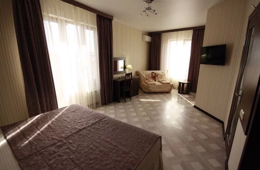 ДВУХМЕСТНЫЙ НОМЕР С ДИВАНОМ И БАЛКОНОМ. Отель "Мечта". Геленджик