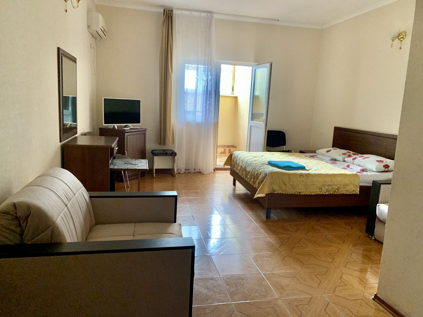 . Гостиница "Посейдон". Новомихайловский