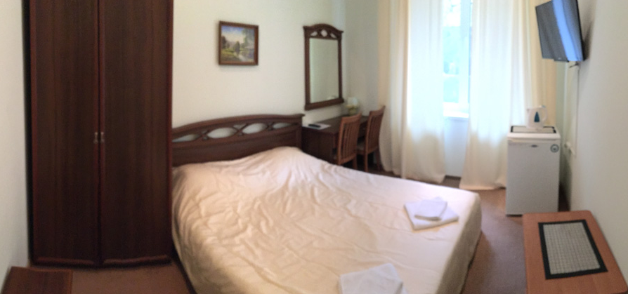 Двухместный номер с одной кроватью. Гостевой дом «Кедр-Восток». Алупка