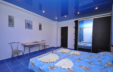 2-КОМНАТНЫЙ (3+3 МЕСТНЫЙ) НОМЕР С ОТДЕЛЬНЫМИ ВХОДАМИ. Мини-отель "Квитка". Саки