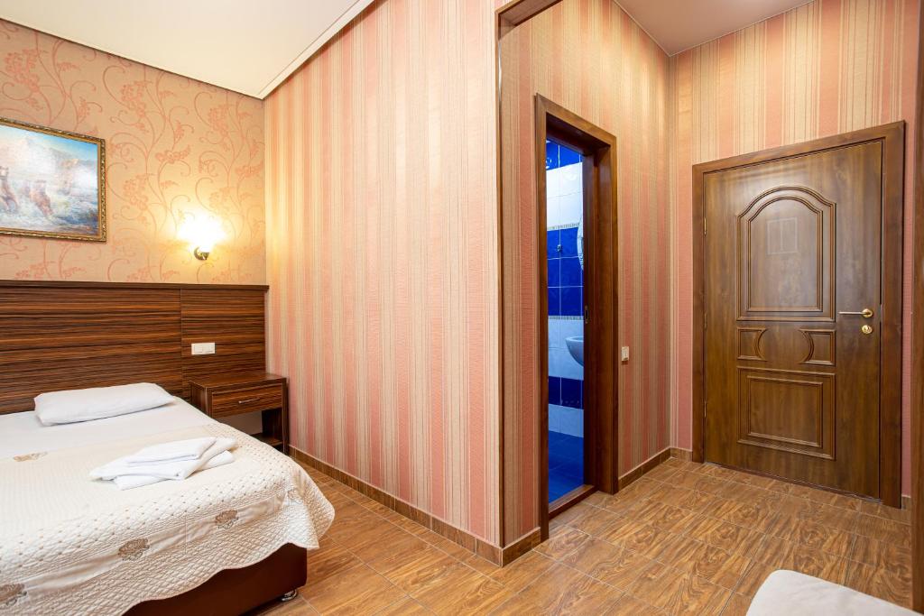 Трехместный номер с балконом. Отель Атмосфера. Кабардинка