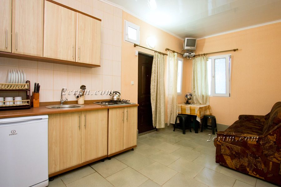 Четырехместный номер в коттедже Уютный дворик. Гостевой дом "Крымский кораблик". Орджоникидзе