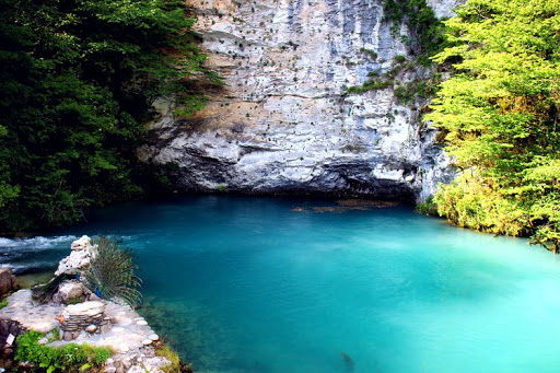 Голубое озеро. Фото взято с сайта: http://vtrip.ru/