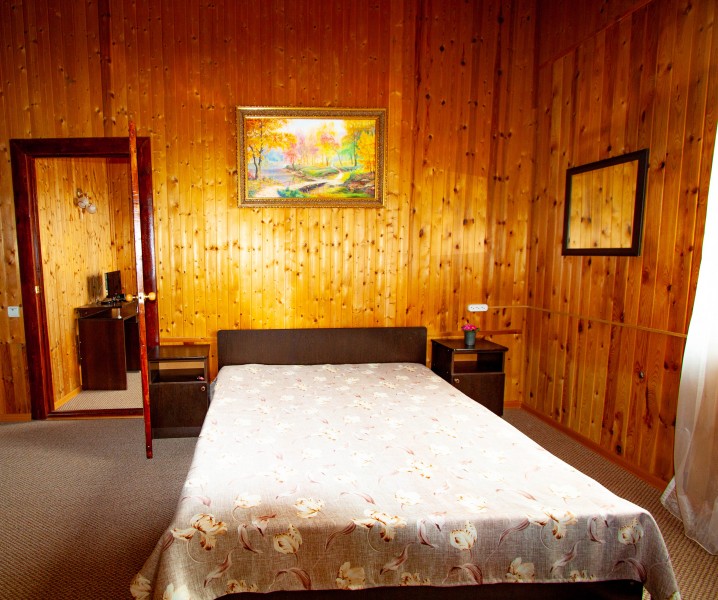 Люкс с балконом и кроватью размера «king-size». Гостевой дом ШарЛООтка. Лоо