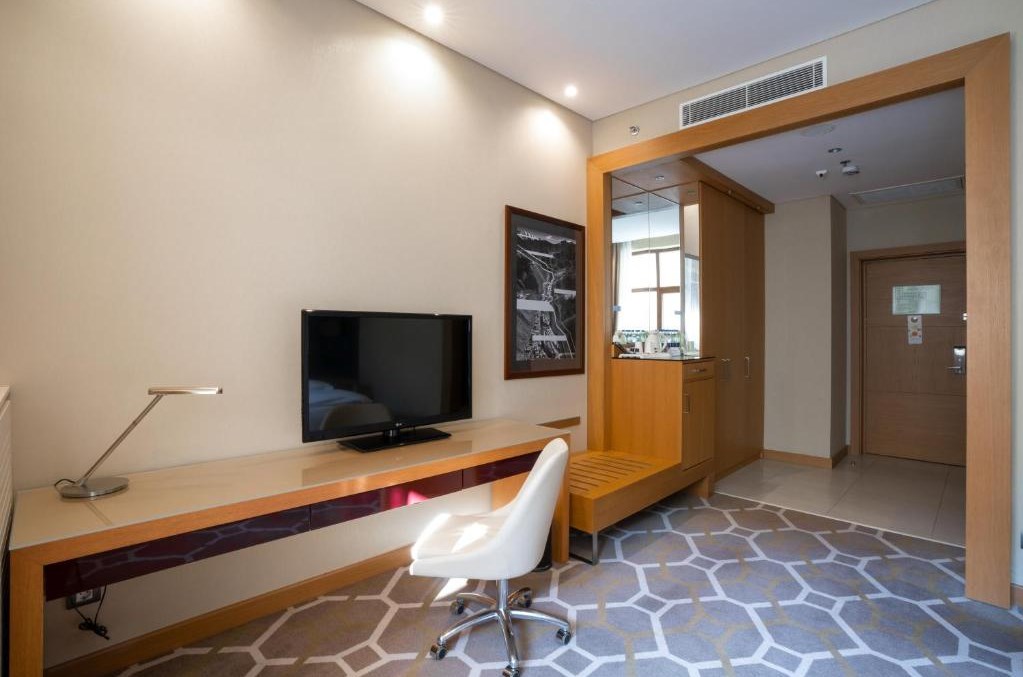 Улучшенный двухместный номер с 1 кроватью. Курортный отель Novotel Resort Krasnaya Polyana Sochi. Красная Поляна