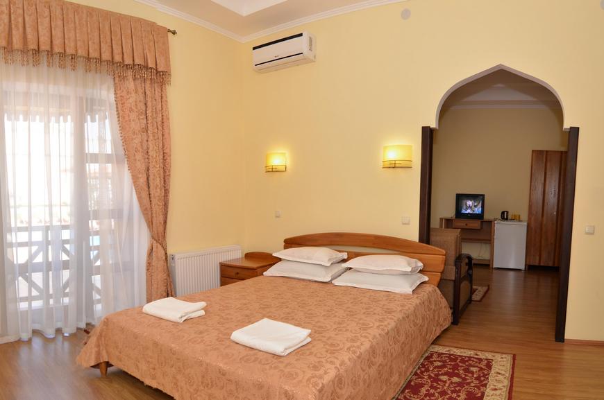 Люксы 4-х местные 2-х комнатные на 2-эт и на мансардном. Отель «Перчем». Судак