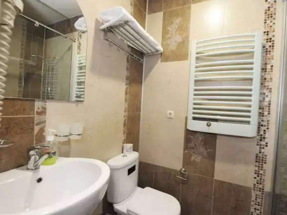 «Полулюкс». Гостиница «Гранд Виктория». Домбай-гостиницы