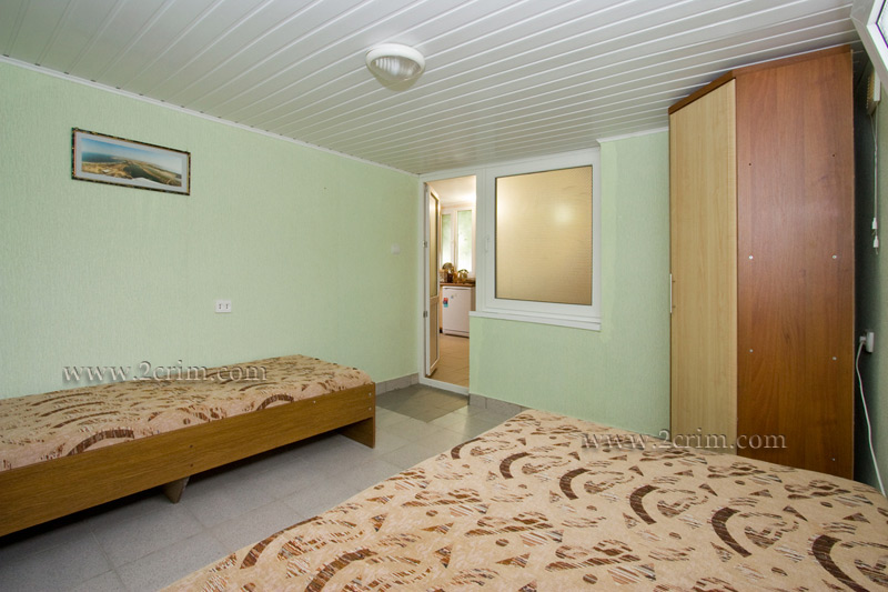 Четырехместный номер в коттедже Уютный дворик. Гостевой дом "Крымский кораблик". Орджоникидзе