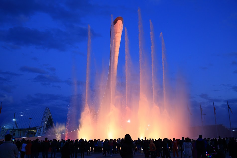 Вечерняя фотография поющего фонтана в Олимпийском парке взята с официального сайта парка: олимпийский-парк.рф