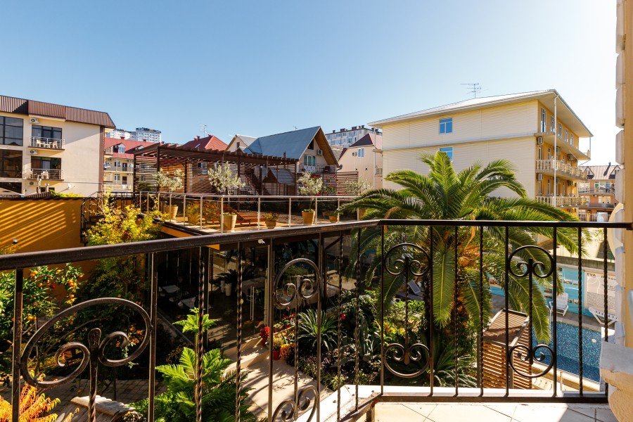 Номер стандарт с балконом с видом в сад для 3 гостей. Гостевой дом Ева. Адлер