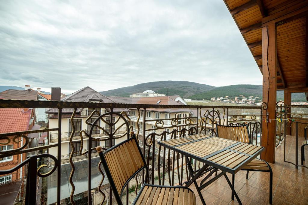 Четырехместный номер с балконом. Отель Атмосфера. Кабардинка